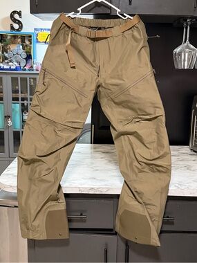 Arc'teryx Men's Cargo Pants in Olive/Khaki